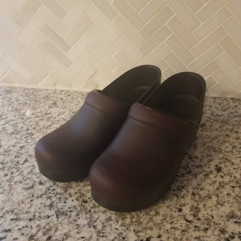 Dansko 38 WIDE Clogs